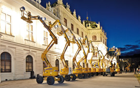 Neujahrskonzert: Für die perfekte Ausleuchtung der Tanzeinlagen im Schloss Belvedere sorgten insgesamt 22 Arbeitsbühnen von Prangl.